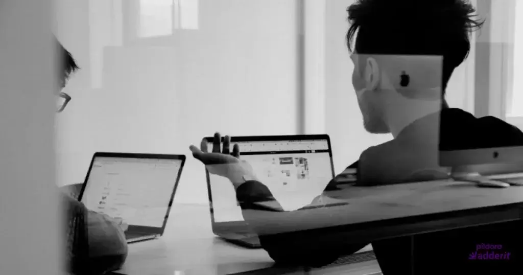 Equipo trabajando en la implementación de un sistema ERP